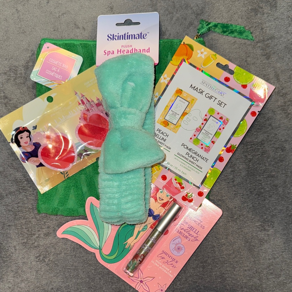DISNEY Princess Beauty & Spa Set with Green Cosmetic Bag
